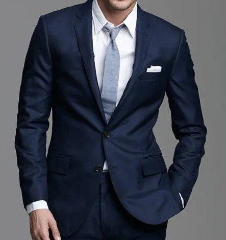 西裝只扣一?？圩?/></p><p>&nbsp; &nbsp; &nbsp; 單排一扣一，一般休閑西裝比較多，個(gè)別會(huì)用于禮服西裝，比較適合身材比較好的朋友，矮小體型的還可以拉長(zhǎng)身型。</p><p>&nbsp; &nbsp; &nbsp; 單排二扣一，相對(duì)適用的場(chǎng)合比較多，也是非常經(jīng)典的扣型，第一次定制西服的紅薯寶寶比較推薦。</p><p>&nbsp; &nbsp; &nbsp; 單排三扣一，最上方一例扣，一般為裝飾扣，意式西服采用較多。</p><p>&nbsp; &nbsp; &nbsp; 為什么西裝的最后一顆扣子為什么不要扣為什么西裝最后一顆扣子不扣，關(guān)于這個(gè)禮儀故事的傳說(shuō)有很多種，有人說(shuō)這起源于20世紀(jì)初的英國(guó)國(guó)王愛(ài)德華七世。他的體型偏胖，穿著正裝時(shí)最后的扣子實(shí)在系不上，尤其是盡情用餐后的開(kāi)懷大笑總會(huì)崩掉扣子，于是他決定不系，既舒服又美觀。當(dāng)時(shí)很多老百姓看到國(guó)王這樣很是與眾不同，也就學(xué)著那樣不系最后一顆扣子，這個(gè)禮儀習(xí)慣也延續(xù)至今。還有人說(shuō)是因?yàn)槲餮b禮儀成型于16世紀(jì)，那時(shí)的男人還是利用馬駒當(dāng)作交通工具。穿”下裝系上所有扣子會(huì)很拘謹(jǐn)，不方便起碼也容易將下擺崩開(kāi)，干脆就不系最下面那顆了。久而久之人們發(fā)現(xiàn)這樣也很美觀，于是將它作為習(xí)慣與傳統(tǒng)延續(xù)至今。</p><p><br/></p></div>

<!--點(diǎn)贊開(kāi)始-->
<div   class=